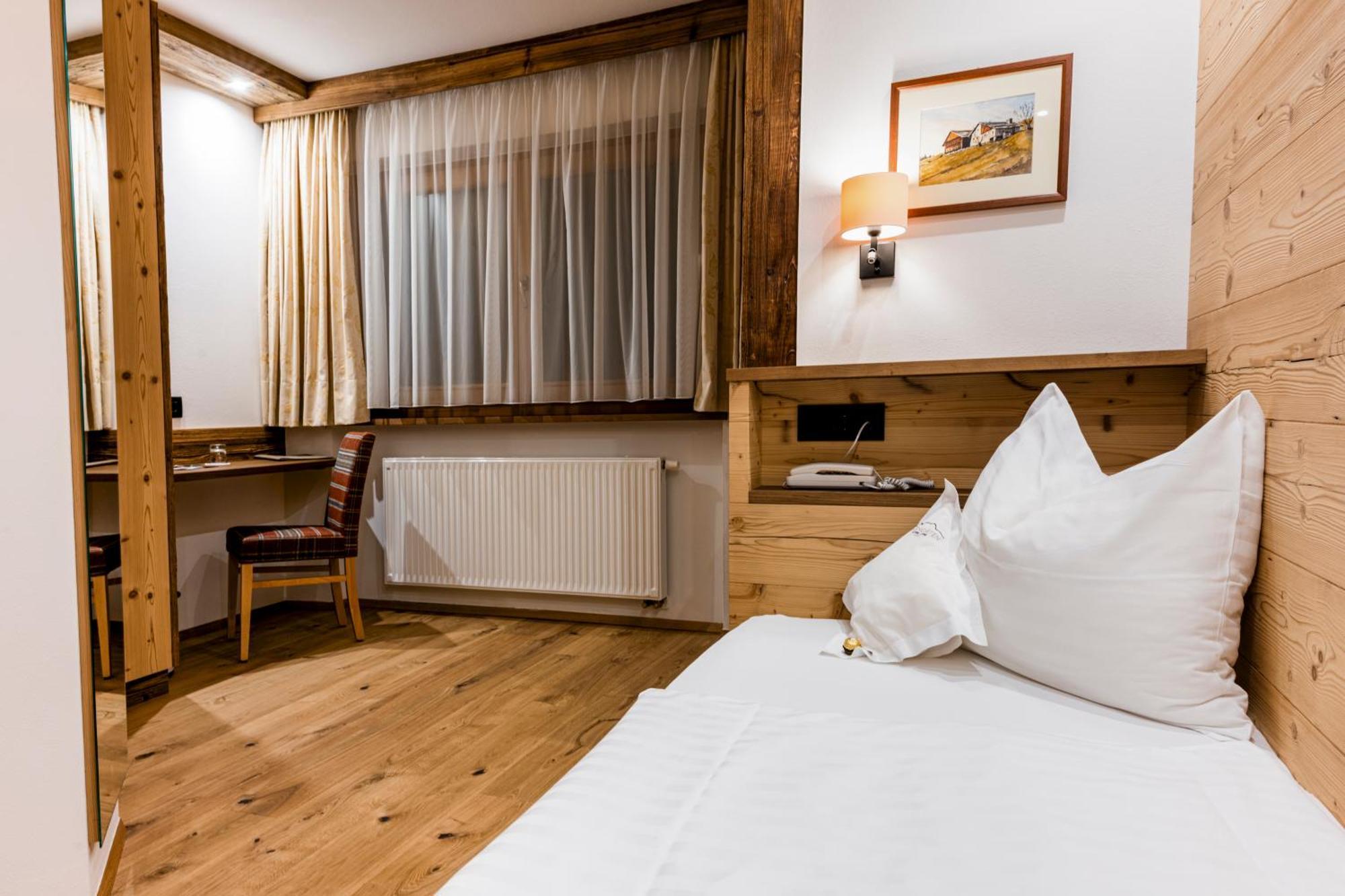 Garni Hotel Rosengarten B&B Selva di Val Gardena Extérieur photo